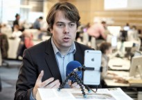 Martin Heller streamt als Journalist auch live mit Periscope und Facebook wie hier im Newsroom der "Welt". (Foto: Martin U. K. Lengemann / Die Welt)