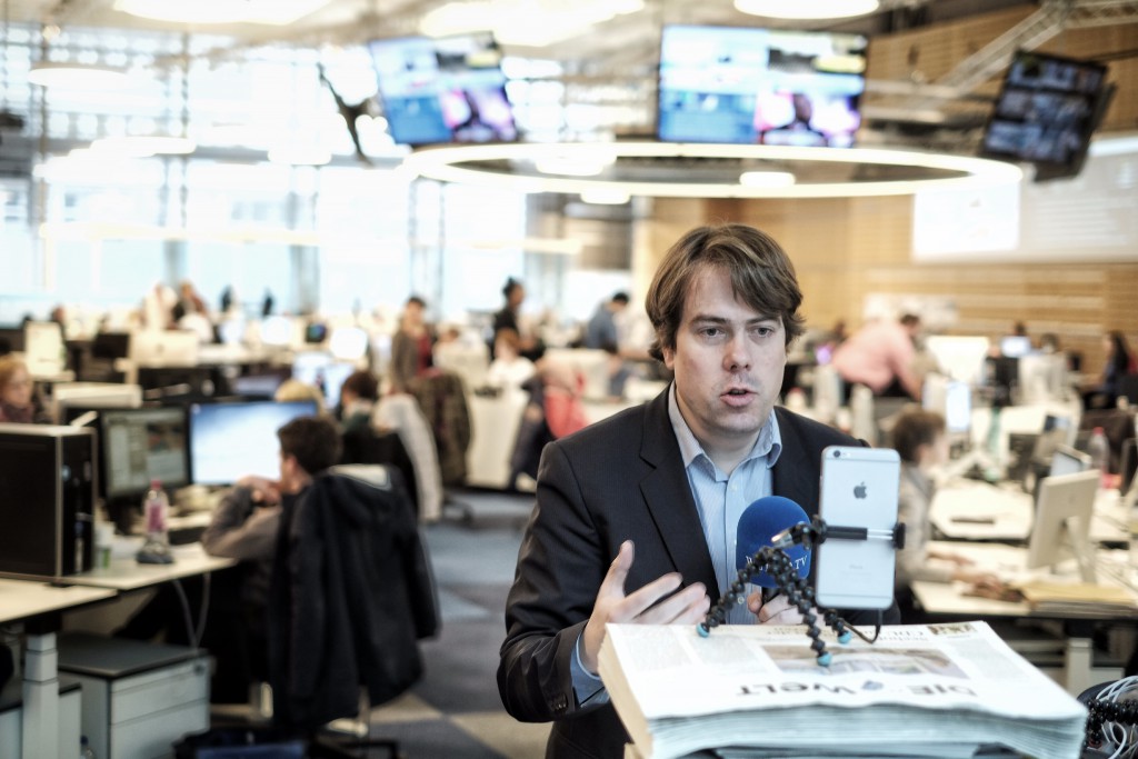 Martin Heller streamt als Journalist auch live mit Periscope und Facebook wie hier im Newsroom der "Welt". (Foto: Martin U. K. Lengemann / Die Welt)